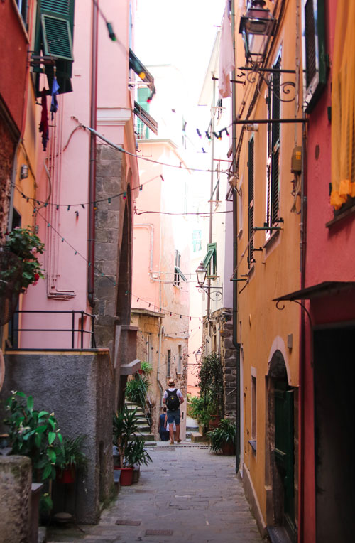 fotografia di una porta caratteristica di corniglia