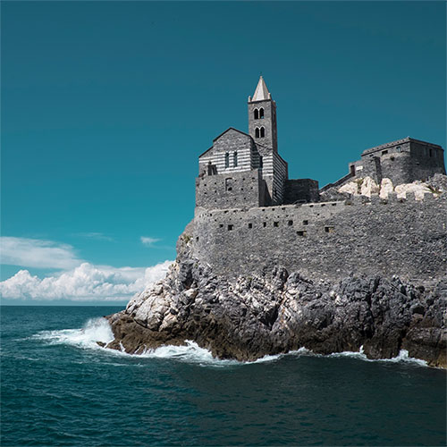 fotografia di una chiesa a picco su una scogliera