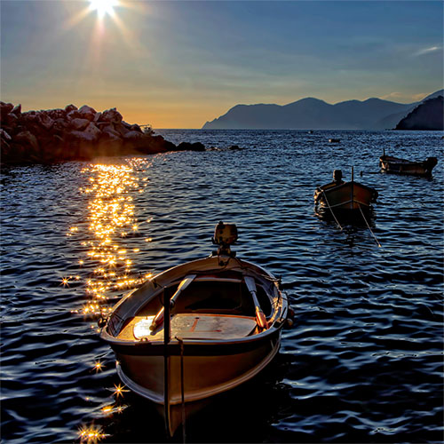 fotografia del tramonto sul mare di riomaggiore