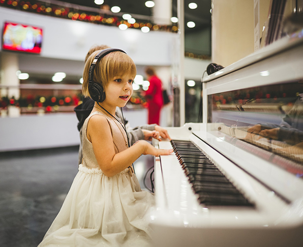 Bambina suona un pianoforte