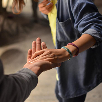 Una persona porge la mano all'altra